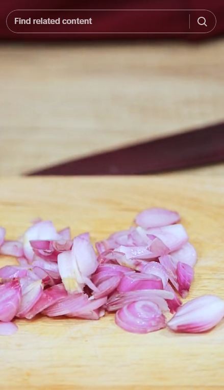 Trik mengiris bawang merah supaya mata nggak perih, ampuh tanpa perlu pakai tisu