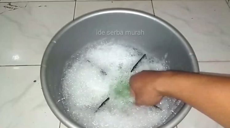 Modal 2 bahan sederhana, begini trik cepat melunturkan kerak di tungku kompor gas cuma dalam 5 menit