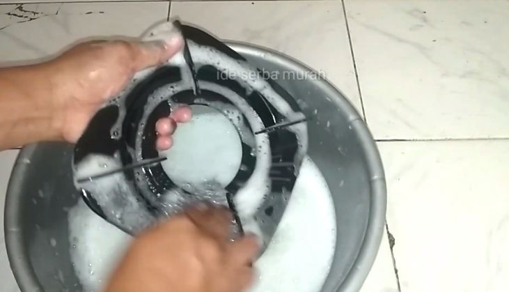 Modal 2 bahan sederhana, begini trik cepat melunturkan kerak di tungku kompor gas cuma dalam 5 menit