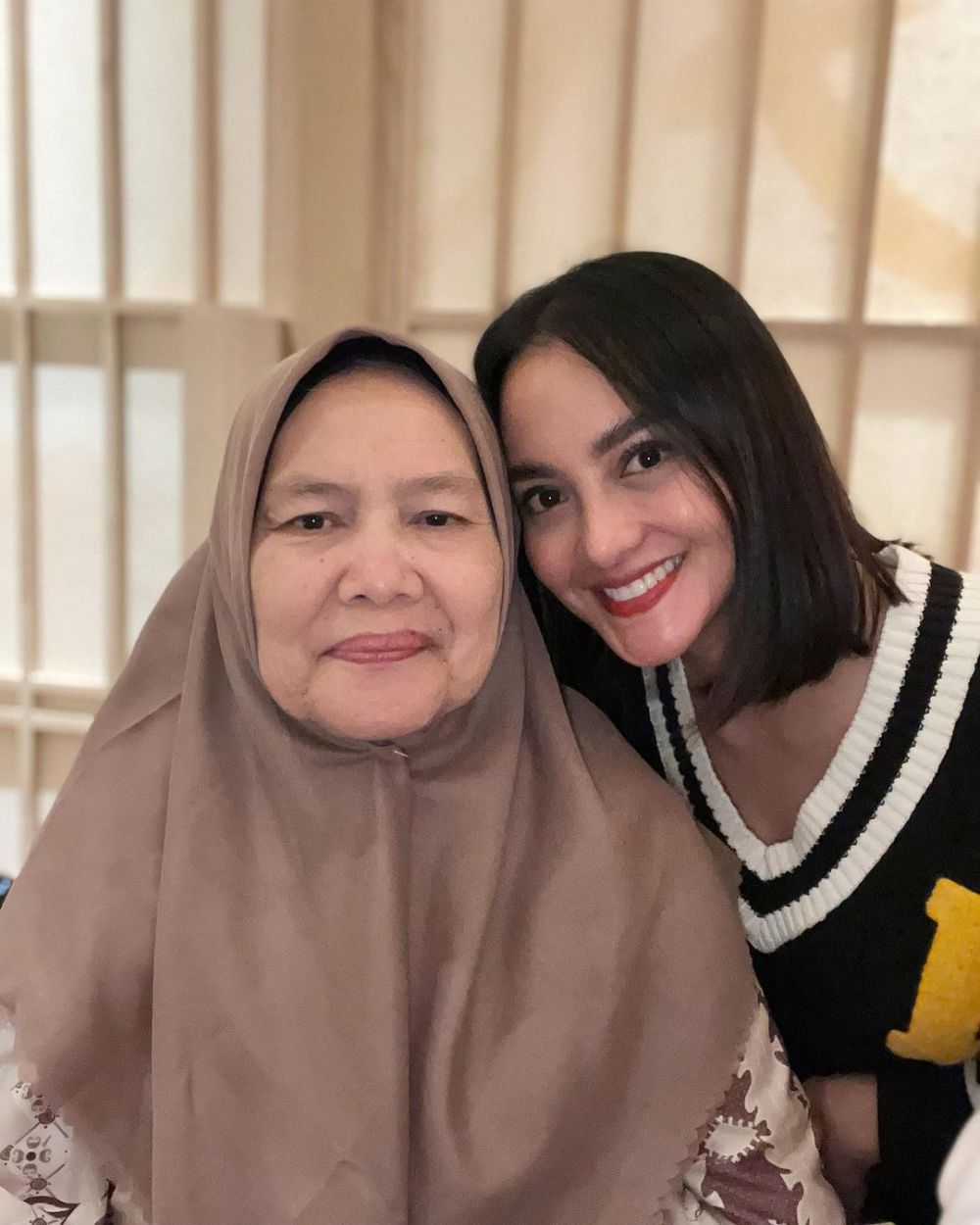 Potret kedekatan Ririn Ekawati dan ibu mertua © 2023 brilio.net