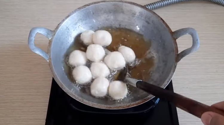 Trik menggoreng tahu bulat agar hasilnya mengembang, antipecah, dan tidak kempis saat dingin