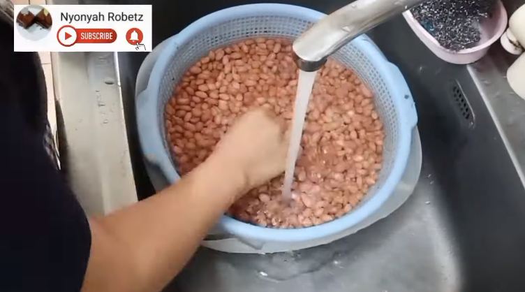 Lebih irit minyak, begini cara menggoreng kacang tanah agar hasilnya renyah, wangi, dan antipahit