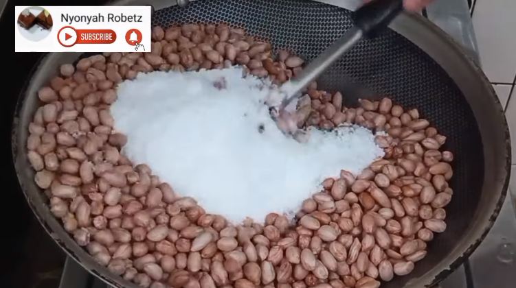 Lebih irit minyak, begini cara menggoreng kacang tanah agar hasilnya renyah, wangi, dan antipahit