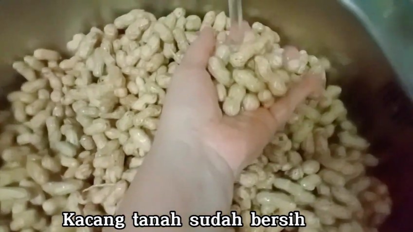 Bukan direbus atau digoreng, ini trik masak camilan kacang tanah agar empuk dan tak cepat basi