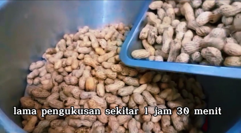 Bukan direbus atau digoreng, ini trik masak camilan kacang tanah agar empuk dan tak cepat basi