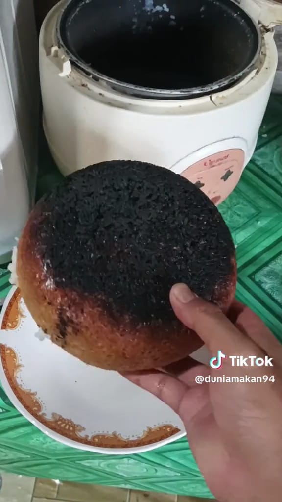 Masak beras pakai magicom jadi bolu © TikTok Masak beras pakai magicom jadi bolu © TikTok