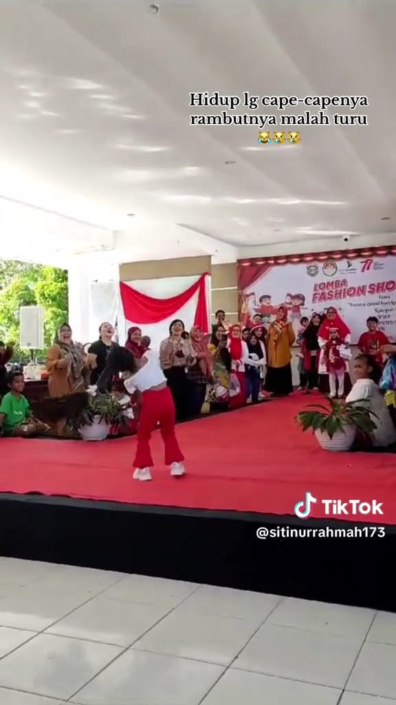 Momen bocah cilik ikut fashion show © TikTok