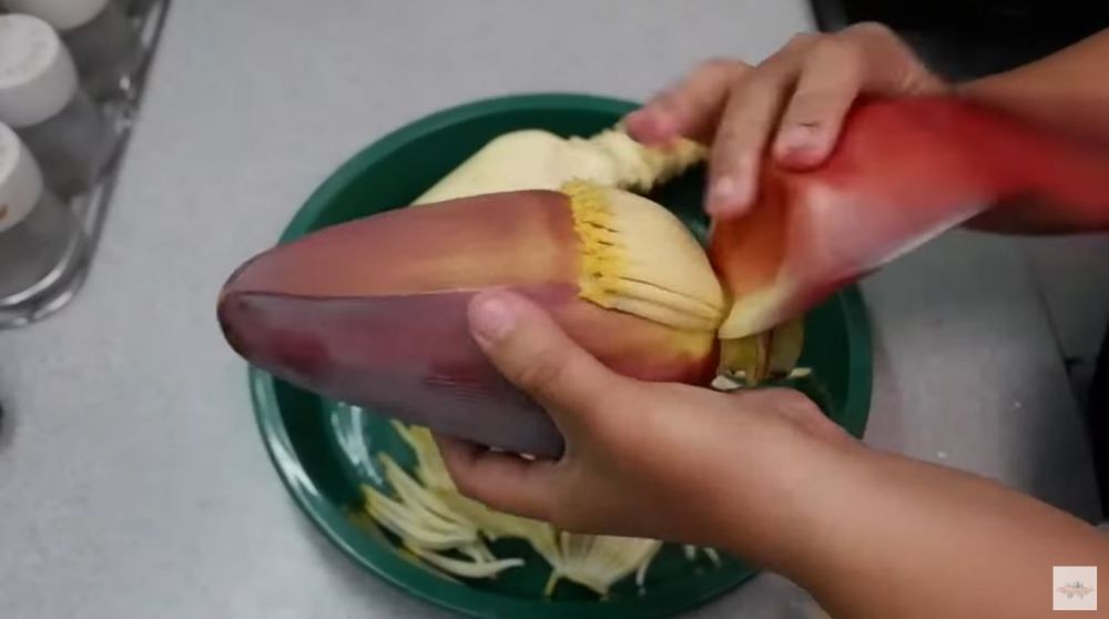 Tanpa tambahan garam, begini trik ampuh merebus jantung pisang supaya tidak hitam dan pahit