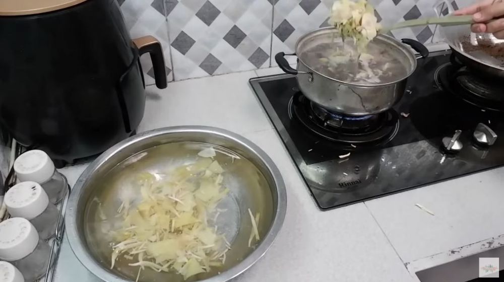 Tanpa tambahan garam, begini trik ampuh merebus jantung pisang supaya tidak hitam dan pahit