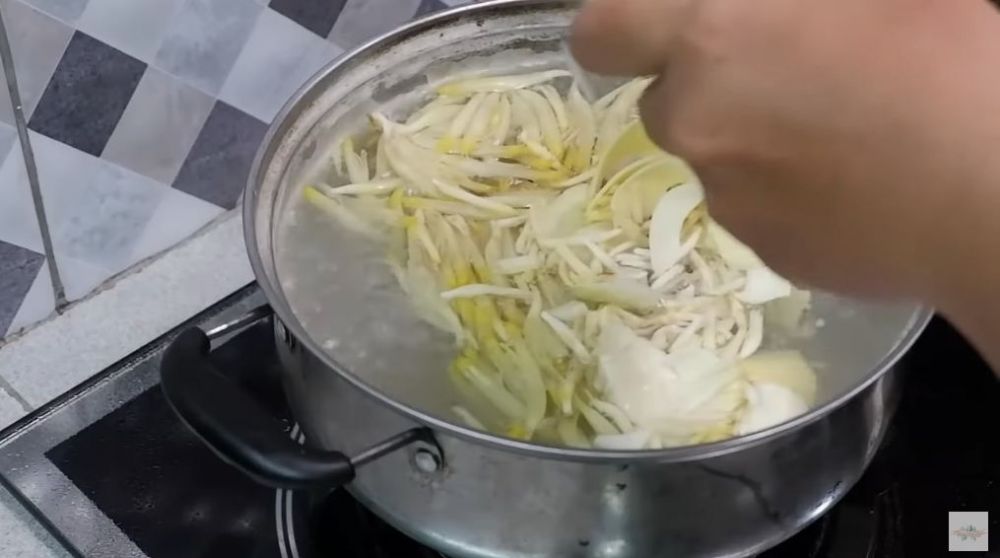 Tanpa tambahan garam, begini trik ampuh merebus jantung pisang supaya tidak hitam dan pahit