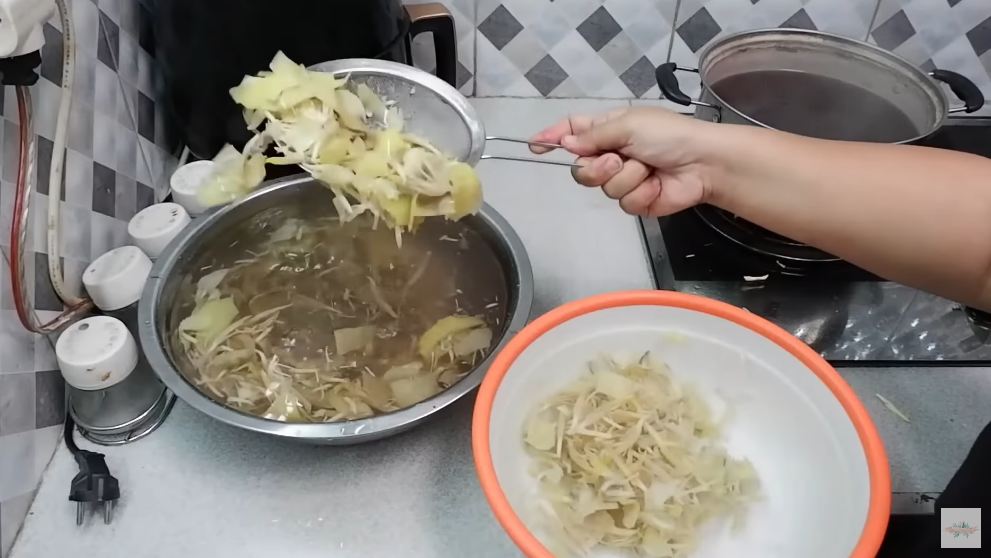 Tanpa tambahan garam, begini trik ampuh merebus jantung pisang supaya tidak hitam dan pahit