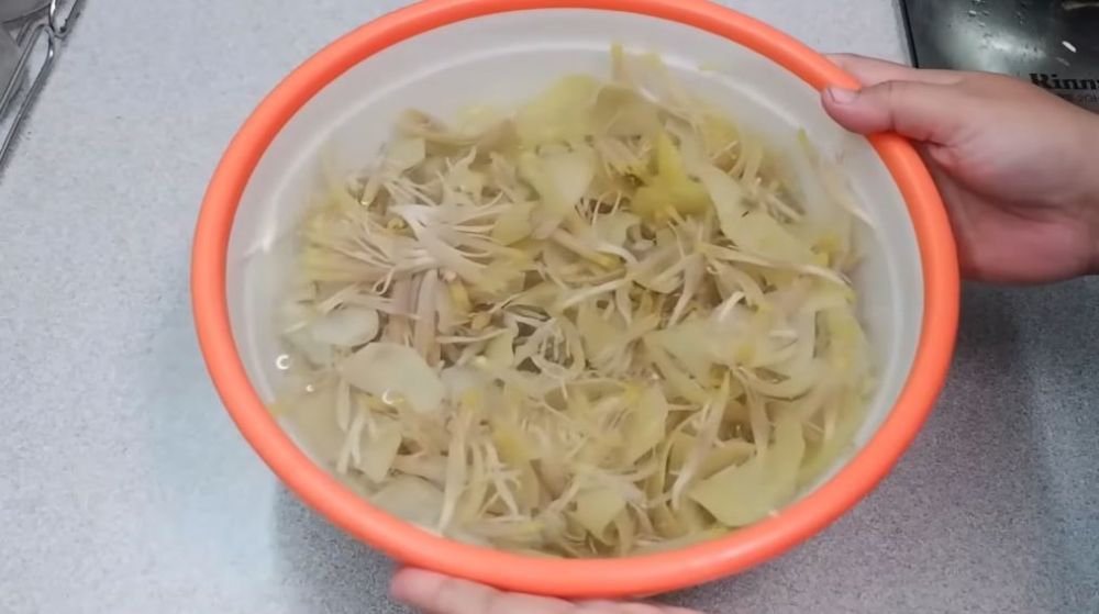 Tanpa tambahan garam, begini trik ampuh merebus jantung pisang supaya tidak hitam dan pahit