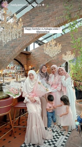 kedekatan Nadya Mustika dengan Larissa Chou © Instagram kedekatan Nadya Mustika dengan Larissa Chou © Instagram