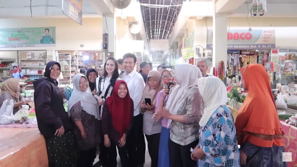 gaya seleb saat temani suami blusukan © berbagai sumber gaya seleb saat temani suami blusukan © berbagai sumber