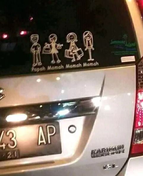 Potret kocak stiker happy family di kaca mobil Berbagai sumber Potret kocak stiker happy family di kaca mobil Berbagai sumber