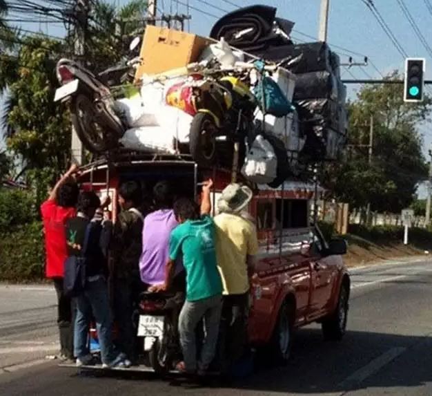 potret kocak mobil bawa barang nggak biasa Berbagai sumber