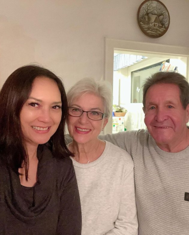 bule mirip katy perry ibu ari wibowo ira wibowo © 2023 brilio.net