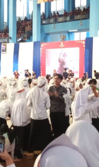 Momen pria jadi translator penyanyi untuk mahasiswa tunarungu TikTok Momen pria jadi translator penyanyi untuk mahasiswa tunarungu TikTok