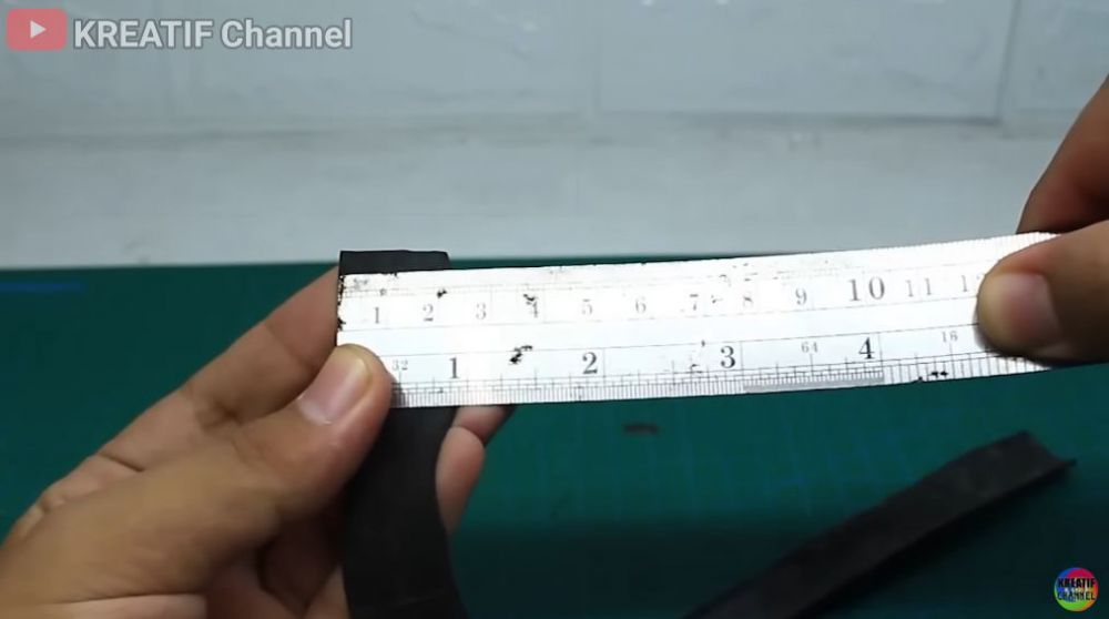 Aksi pria tunjukkan fungsi lain tutup botol plastik bekas ini kreatif abis, bikin nggak habis pikir