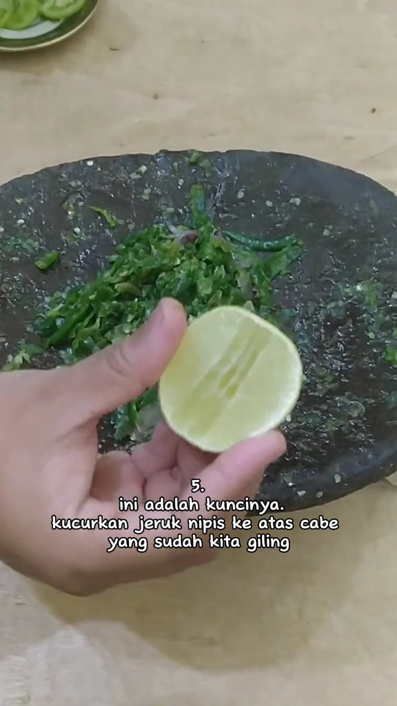 Bahan tak direbus dulu, begini cara bikin sambal hijau ala masakan Padang warna cantik dan antipahit