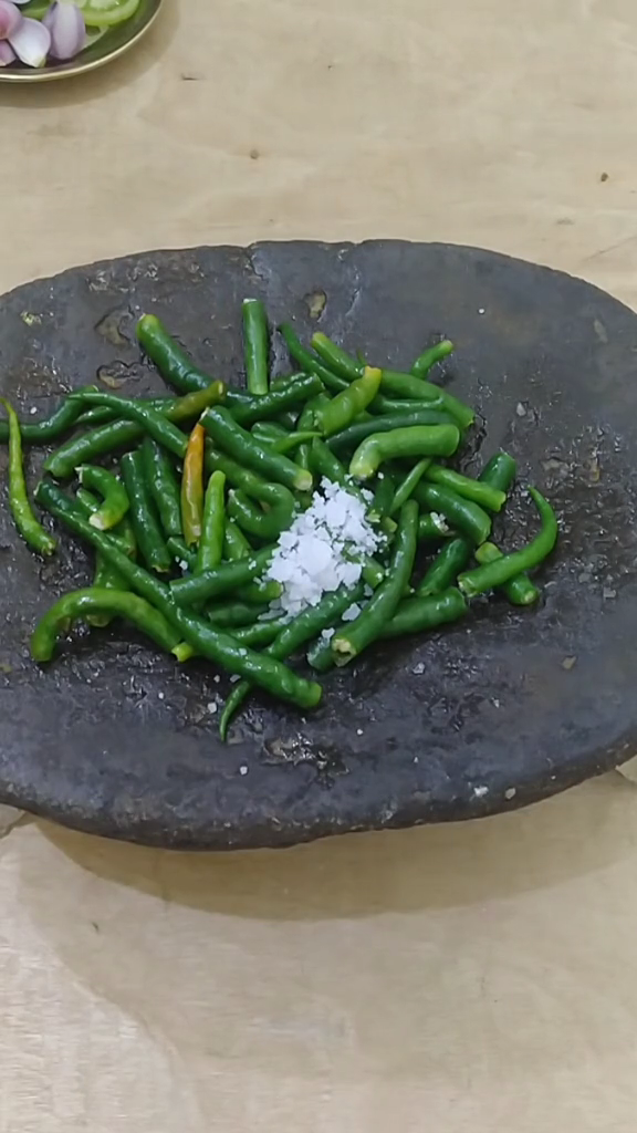 Bahan tak direbus dulu, begini cara bikin sambal hijau ala masakan Padang warna cantik dan antipahit