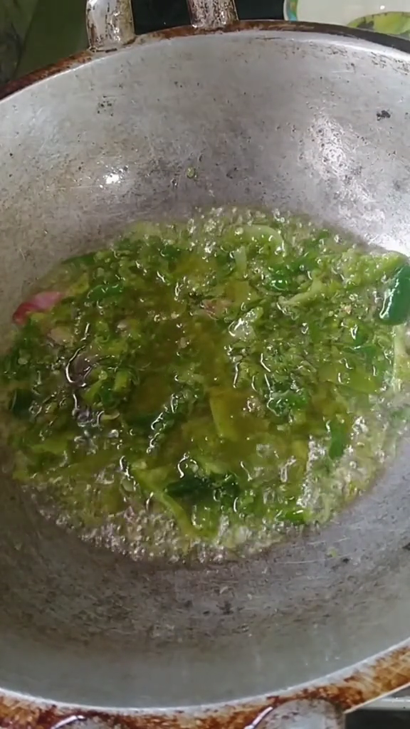 Bahan tak direbus dulu, begini cara bikin sambal hijau ala masakan Padang warna cantik dan antipahit