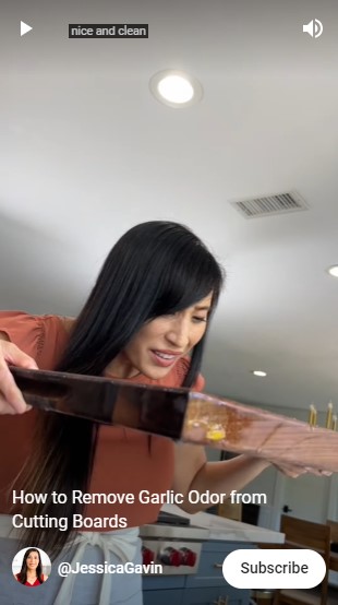 Bukan pakai baking soda, begini cara menghilangkan bau di talenan kayu dengan 1 jenis umbi-umbian