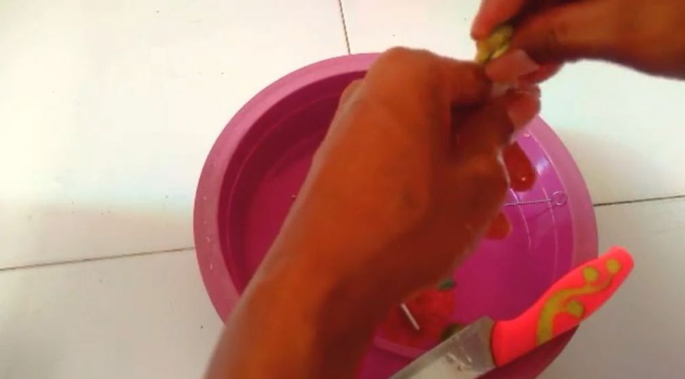 Tanpa sabun cuci piring, ini cara bersihkan selang pompa galon elektrik agar tidak bau dan berlendir