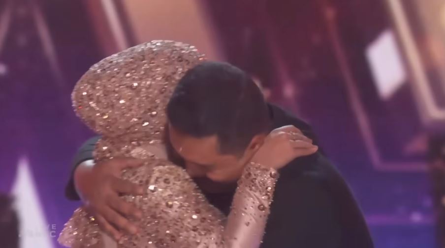 momen putri ariani lolos babak final © YouTube