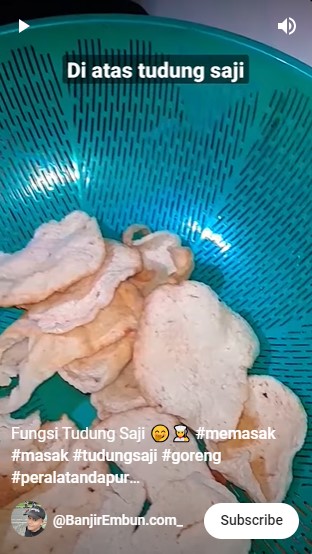 Aksi pria tunjukkan fungsi lain tudung saji ini kreatif banget, masak jadi lebih praktis