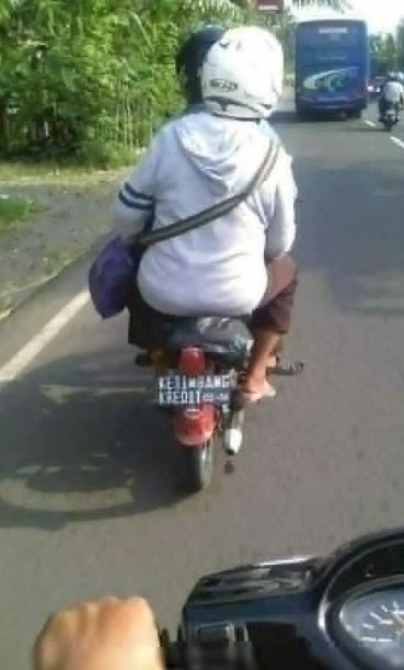 Penampakan kocak pengendara motor di jalanan Berbagai sumber