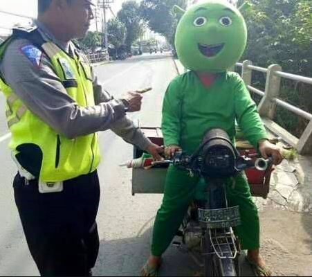 Penampakan kocak pengendara motor di jalanan Berbagai sumber