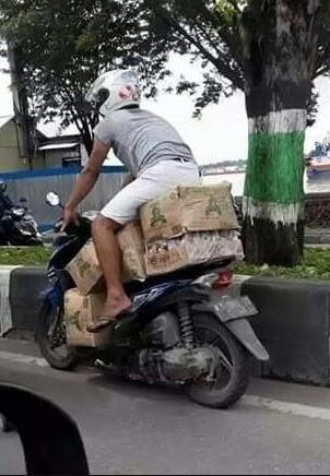 Penampakan kocak pengendara motor di jalanan Berbagai sumber