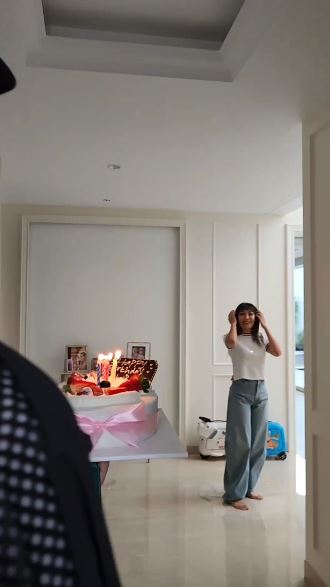 momen ultah ke-39 Ayu Dewi © 2023 brilio.net