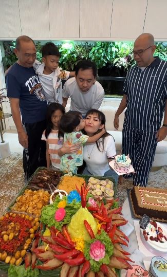 momen ultah ke-39 Ayu Dewi © 2023 brilio.net