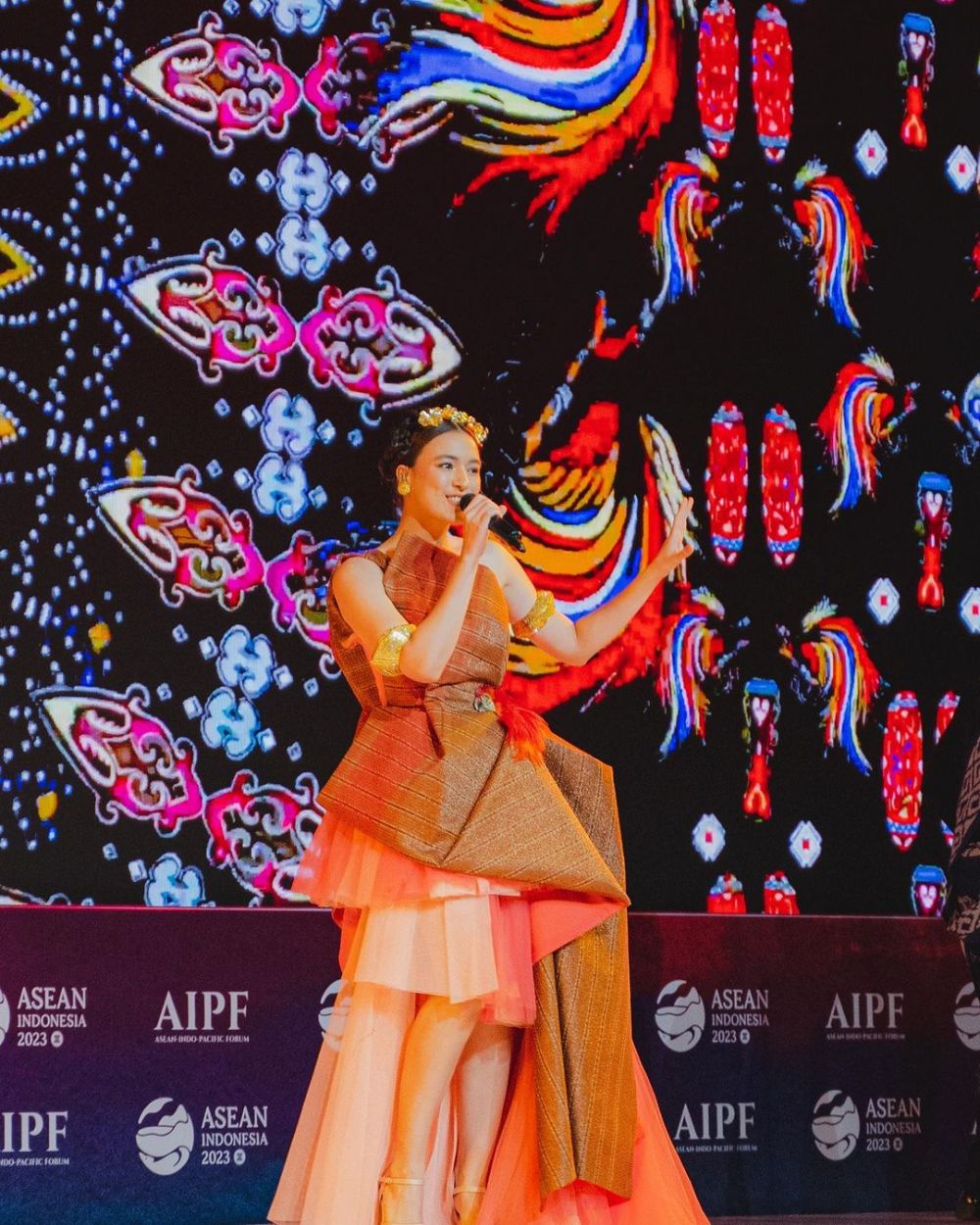 gaya seleb saat jadi pengisi acara di KTT Asean 2023 © berbagai sumber