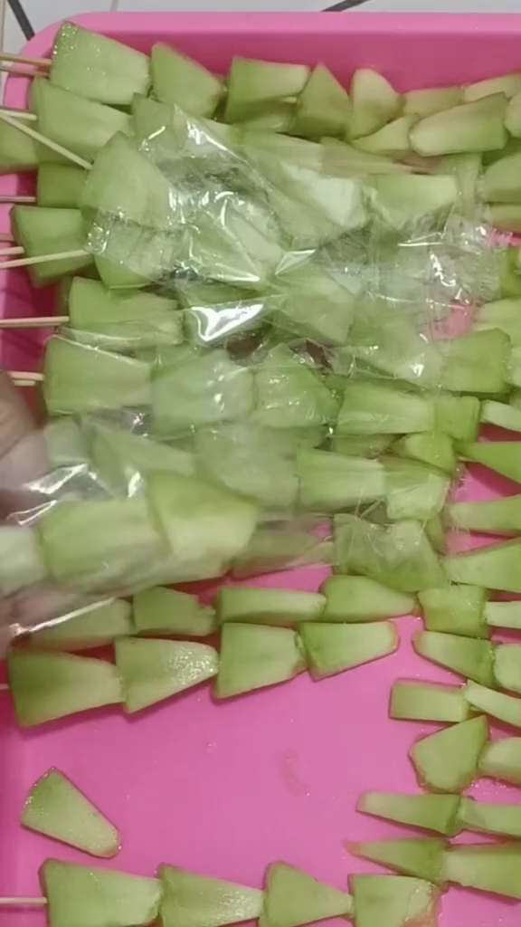 Trik praktis menyimpan es kul-kul di freezer agar mudah diambil cuma pakai 1 alat