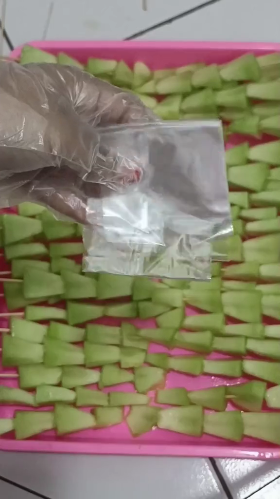 Trik praktis menyimpan es kul-kul di freezer agar mudah diambil cuma pakai 1 alat