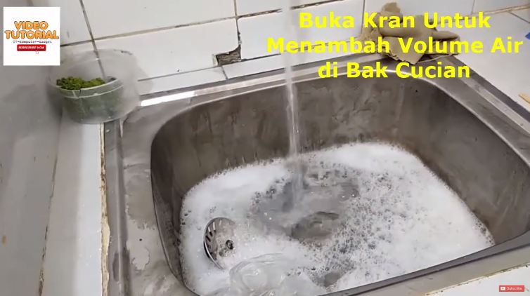 Trik mudah mengatasi wastafel cuci piring mampet tanpa soda api maupun bantuan alat apapun