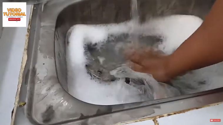 Trik mudah mengatasi wastafel cuci piring mampet tanpa soda api maupun bantuan alat apapun