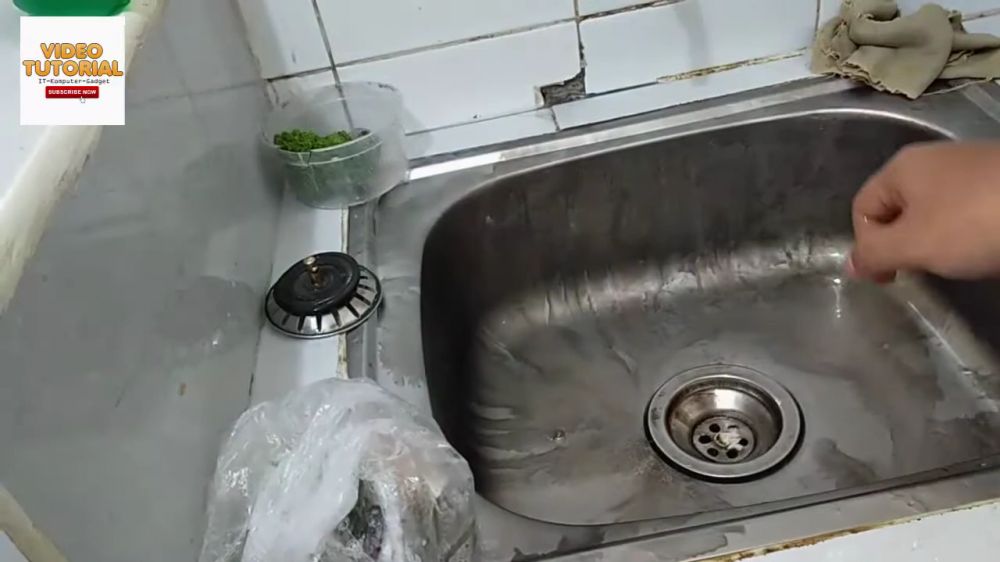 Trik mudah mengatasi wastafel cuci piring mampet tanpa soda api maupun bantuan alat apapun