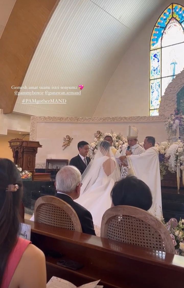 momen pemberkatan pamela bowie © instagram
