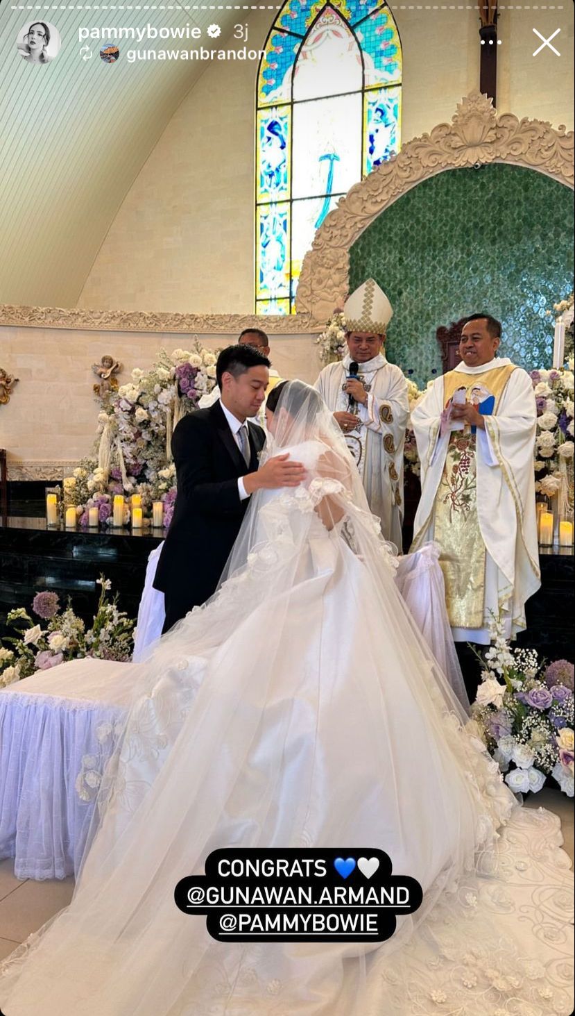 momen pemberkatan pamela bowie © instagram