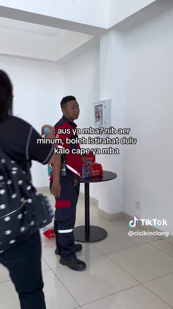 Wanita turun lewat tangga dari lantai 32 © TikTok