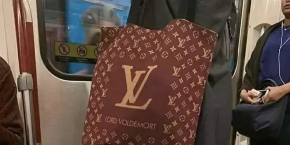 Pelesetan brand ternama di tas  Berbagai sumber