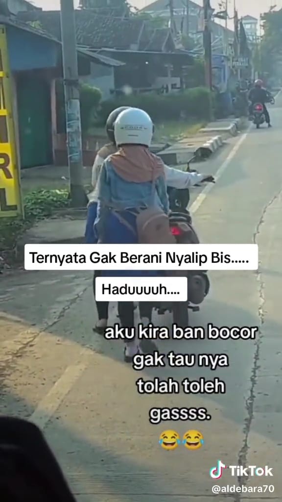 Pengendara tuntun motor di tengah jalan © TikTok Pengendara tuntun motor di tengah jalan © TikTok