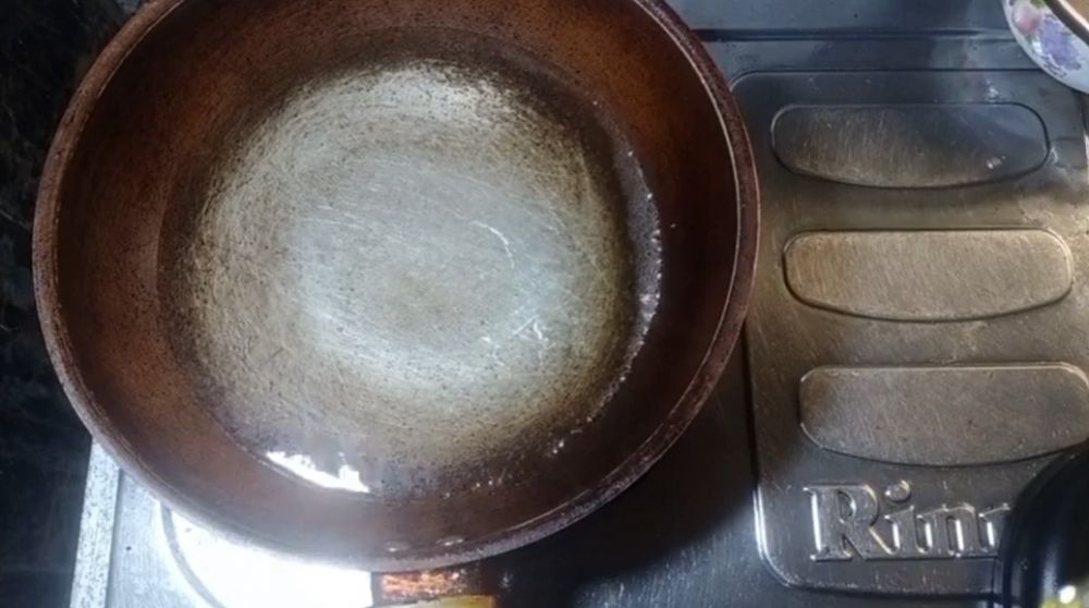 Bukan direndam, ini cara cepat membersihkan kulit ari ceker agar lebih mudah dikupas