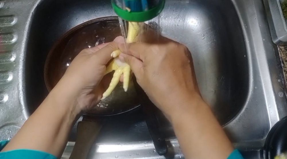 Bukan direndam, ini cara cepat membersihkan kulit ari ceker agar lebih mudah dikupas