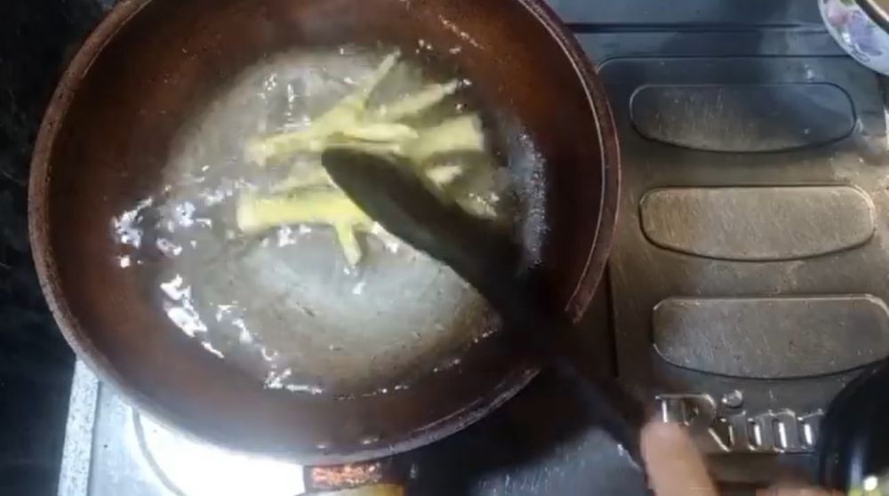 Bukan direndam, ini cara cepat membersihkan kulit ari ceker agar lebih mudah dikupas