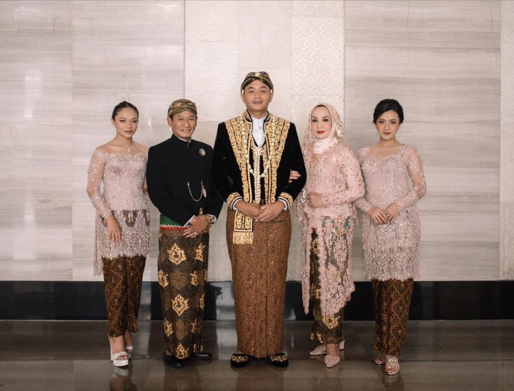 beda gaya pesinetron di pernikahan sang kakak © berbagai sumber